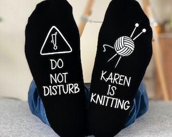 Calcetines personalizados "No molestar" con el texto "NOMBRE está tejiendo" - Regalos personalizados para ella, regalo para la abuela, regalos para mamá - Cumpleaños - Calcetines personalizados