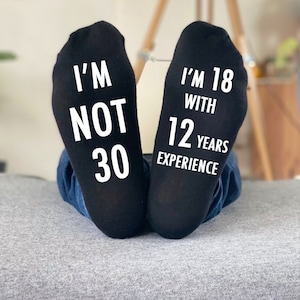 Regalo de cumpleaños número 30 - No tengo 30 años Tengo 18 años con 12 años de experiencia CUALQUIER EDAD Regalo personalizado Calcetines - calcetines novedosos regalo divertido