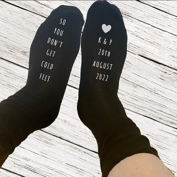 Geschenk für Bräutigam - Personalisierte Hochzeitssocken - so bekommst du keine kalten Füße Personalisierter Text / Initialen / Datum - Custom - Schwarze Socken