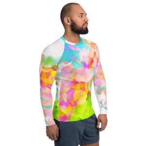 K&ouml;nnte beinhalten: Ein wei&szlig;es Langarmshirt mit einem bunten abstrakten Druck in Rosa, Gelb, Blau und Gr&uuml;n. Das Shirt hat eine eng anliegende Passform.
