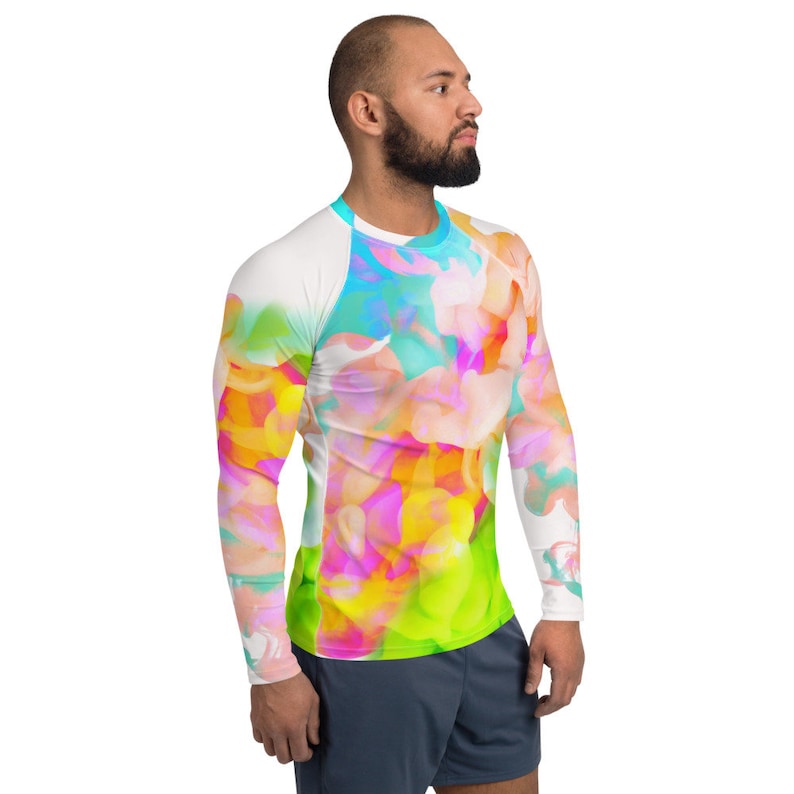 K&ouml;nnte beinhalten: Ein wei&szlig;es Langarmshirt mit einem bunten abstrakten Druck in Rosa, Gelb, Blau und Gr&uuml;n. Das Shirt hat eine eng anliegende Passform.