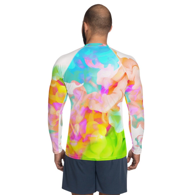 K&ouml;nnte beinhalten: Ein lang&auml;rmliger Rashguard mit einem farbenfrohen abstrakten Design mit Wirbeln in Pink, Gelb, Blau und Gr&uuml;n.