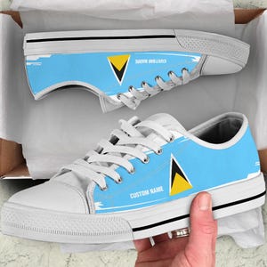 St. Lucia Flagge Low Top Sneakers: Benutzerdefinierte Name Turnschuhe