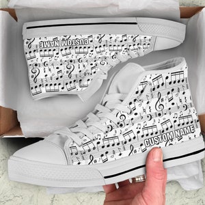Nom personnalisé de notes de musique baskets / notes de musique impression personnalisée baskets chaussures / musique chaussures hautes / cadeau musicien