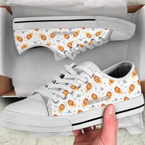 Löwe benutzerdefinierte Name Sneakers / Löwen niedrige Spitzenschuhe / Löwe Low Top Sneakers / Löwe benutzerdefinierte Print Turnschuhe / Geschenk für Löwenliebhaber