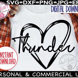 Può includere: Una maglietta bianca con un design a cuore nero e la parola "Thunder" in corsivo. L'immagine include anche i testi "Download digitale", "Download istantaneo" e "Uso personale e commerciale".