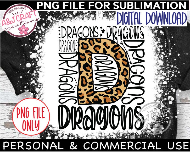 K&ouml;nnte beinhalten: Ein Sublimationsdesign mit einem Leopardenmuster-Buchstaben D, um den sich das Wort "Dragons" wiederholt. Das Design ist auf wei&szlig;em Hintergrund mit einem schwarzen und wei&szlig;en Spritzereffekt.