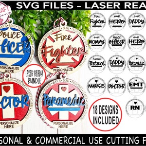 Könnte beinhalten: Ein Satz von 18 laserfertigen SVG-Dateien zum Erstellen von personalisierten Ornamenten. Die Designs zeigen verschiedene Berufe, darunter Polizist, Feuerwehrmann, Arzt, Sanitäter, Krankenschwester, Rettungssanitäter und mehr. Die Ornamente sind rund und haben Platz für Personalisierung. Der Text "18 DESIGNS INCLUDED" wird in einem roten Kreis angezeigt.