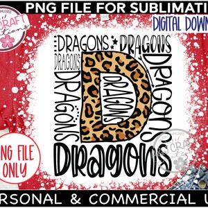 K&ouml;nnte beinhalten: Ein Sublimationsdesign mit einem Leopardenmuster-Buchstaben D, umgeben von dem Wort "DRAGONS", das mehrmals wiederholt wird. Das Design ist auf einem wei&szlig;en Hintergrund mit einem wei&szlig;en Spr&uuml;h-Effekt.