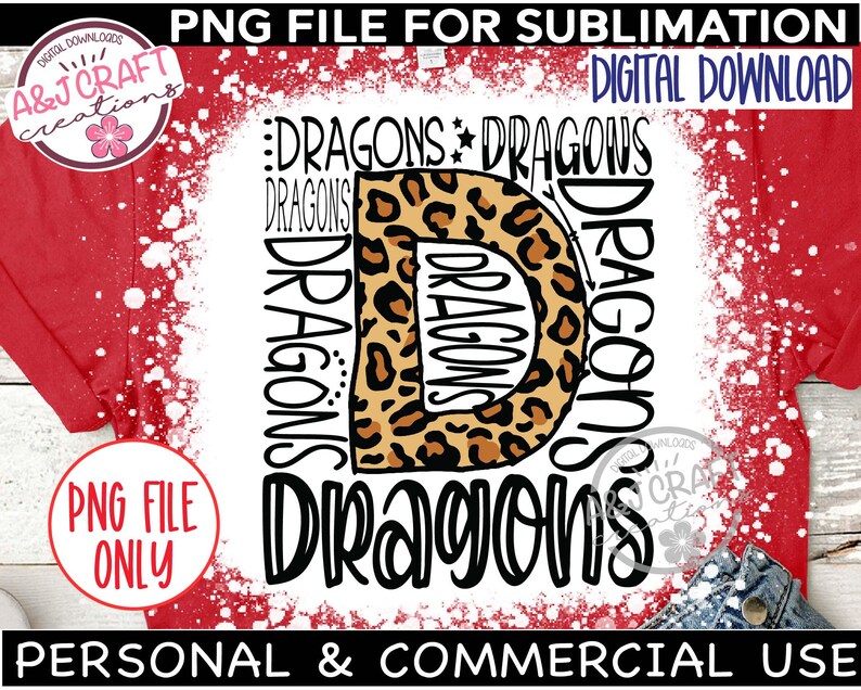K&ouml;nnte beinhalten: Ein Sublimationsdesign mit einem Leopardenmuster-Buchstaben D, umgeben von dem Wort "DRAGONS", das mehrmals wiederholt wird. Das Design ist auf einem wei&szlig;en Hintergrund mit einem wei&szlig;en Spr&uuml;h-Effekt.