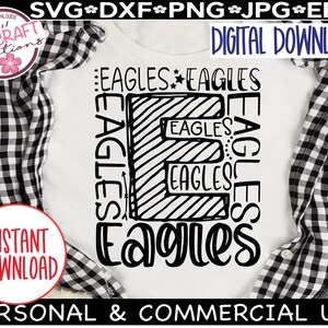 Może przedstawiać: Biały T-shirt z czarnym wzorem, na kt&oacute;rym wielokrotnie widnieje napis "Eagles". Wz&oacute;r składa się z słowa "Eagles" w r&oacute;żnych rozmiarach i stylach, przy czym litera "E" jest największa i najbardziej widoczna. Wz&oacute;r jest umieszczony centralnie na koszulce i otoczony białą ramką.