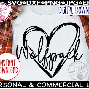 Puede incluir: Una camiseta blanca con un diseño negro en forma de corazón que dice "Wolfpack". La imagen también incluye el texto "Descarga digital", "Descarga instantánea" y "Uso personal y comercial". La camiseta está superpuesta a una camisa a cuadros roja y naranja.