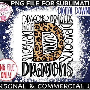 K&ouml;nnte beinhalten: Ein Sublimationsdesign mit einem Leopardenmuster-Buchstaben D, umgeben von dem Wort "Dragons", das mehrmals wiederholt wird. Das Design ist auf einem wei&szlig;en Hintergrund mit einem blauen und wei&szlig;en Spritzereffekt.