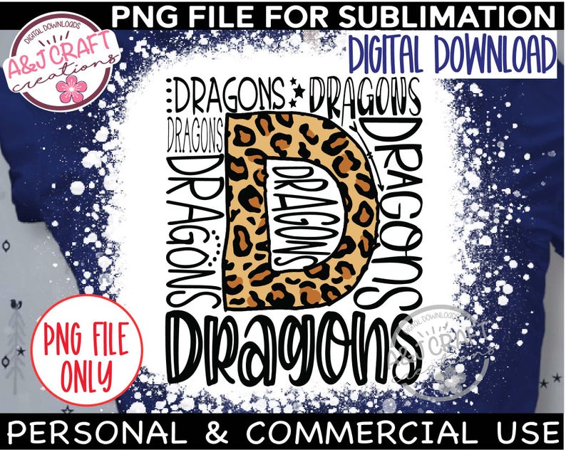 K&ouml;nnte beinhalten: Ein Sublimationsdesign mit einem Leopardenmuster-Buchstaben D, umgeben von dem Wort "Dragons", das mehrmals wiederholt wird. Das Design ist auf einem wei&szlig;en Hintergrund mit einem blauen und wei&szlig;en Spritzereffekt.