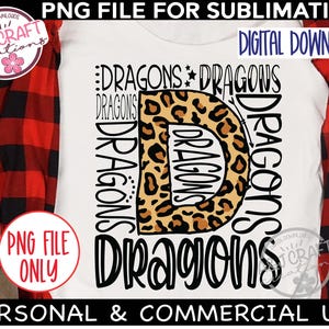 K&ouml;nnte beinhalten: Ein wei&szlig;es T-Shirt mit einem schwarz-wei&szlig;en Grafikdesign des Buchstabens "D", umgeben von dem Wort "Dragons", das mehrmals wiederholt wird. Der Buchstabe "D" ist mit einem Leopardenmuster in Braun-, Orange- und Schwarzt&ouml;nen gef&uuml;llt.
