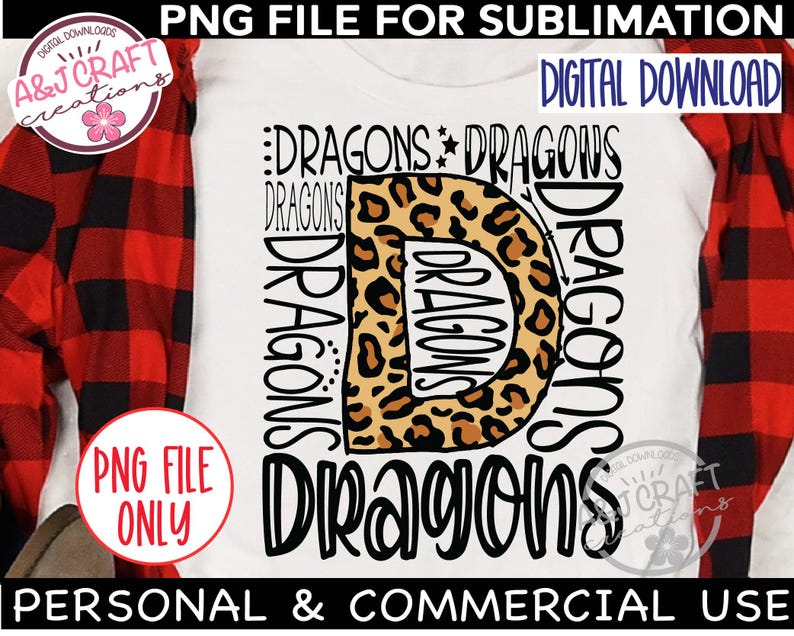 K&ouml;nnte beinhalten: Ein wei&szlig;es T-Shirt mit einem schwarz-wei&szlig;en Grafikdesign des Buchstabens "D", umgeben von dem Wort "Dragons", das mehrmals wiederholt wird. Der Buchstabe "D" ist mit einem Leopardenmuster in Braun-, Orange- und Schwarzt&ouml;nen gef&uuml;llt.