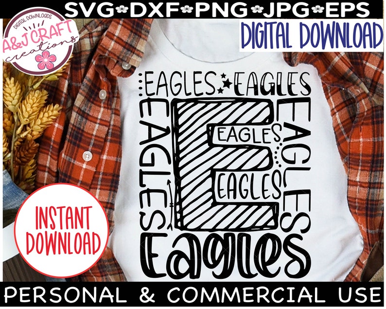 Może przedstawiać: Biały T-shirt z czarno-białym wzorem graficznym słowa "Eagles" napisanego stylizowanym fontem. Grafika składa się z powtarzającego się wielokrotnie słowa "Eagles", tworząc literę "E".