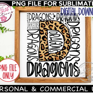 K&ouml;nnte beinhalten: Ein digitaler Download eines Sublimationsdesigns mit einem Leopardenmuster-Buchstaben D, umgeben von dem Wort "DRAGONS", das sich in einem Kreis wiederholt. Das Design ist perfekt f&uuml;r die Erstellung von personalisierten Bastelarbeiten und Geschenken.