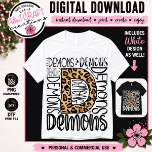 Könnte beinhalten: Ein weißes T-Shirt mit einem Grafikdesign, bei dem das Wort DEMONS mehrfach in schwarzer Schrift um ein großes D mit braun-schwarzem Leopardenmuster angeordnet ist. Ein kleineres Inset zeigt das Design auf einem schwarzen T-Shirt.