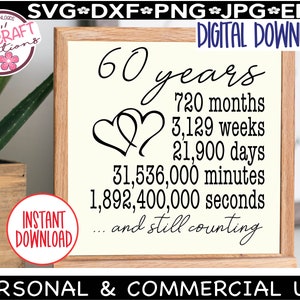 Puede incluir: Una descarga digital de un cartel imprimible con el texto "60 a&ntilde;os" y un gr&aacute;fico de dos corazones entrelazados. El cartel tambi&eacute;n incluye el n&uacute;mero de meses, semanas, d&iacute;as, minutos y segundos en 60 a&ntilde;os. El texto "...y todav&iacute;a contando" est&aacute; en la parte inferior del cartel.