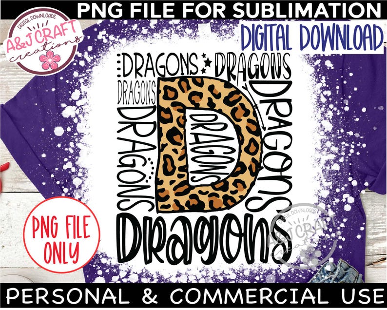 K&ouml;nnte beinhalten: Ein Sublimationsdesign mit einem Leopardenmuster-Buchstaben D, um den sich das Wort "Dragons" wiederholt. Das Design ist auf wei&szlig;em Hintergrund mit einem lila und wei&szlig;en Spritzereffekt.