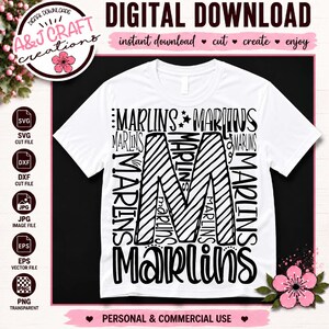 Puede incluir: Una camiseta blanca con un gran diseño gráfico negro compuesto por la palabra Marlins repetida en varias fuentes y orientaciones, centrada alrededor de una letra M prominente con rayas diagonales sobre un fondo negro.