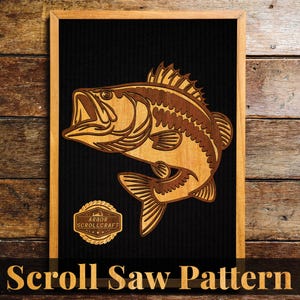 Peut inclure: Une œuvre d'art en bois découpée à la scie à chantourner représentant un achigan à grande bouche, encadrée dans du bois brun clair. Le poisson est une découpe détaillée dans des tons de brun et de beige, sur fond noir. Le texte "Scroll Saw Pattern" est en bas.