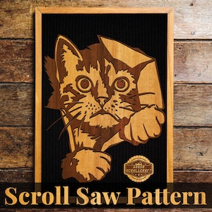 Peut inclure: Motif de scie à chantourner en bois représentant un chat. Le chat brun clair avec des détails bruns foncés est encadré dans du bois brun clair, sur fond noir. Le texte "Scroll Saw Pattern" est en bas.