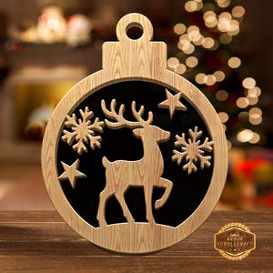 Patrón navideño de sierra de calar: adorno de ciervo multicapa (PDF, PNG, SVG)