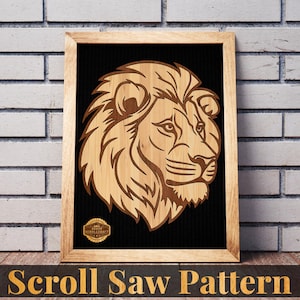 Peut inclure: Motif de scie à chantourner encadré représentant une tête de lion détaillée. Le lion est sculpté dans du bois brun clair sur fond noir. Le cadre est brun clair. Le texte "Scroll Saw Pattern" est en bas.