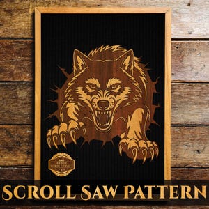 Peut inclure: Motif de scie à chantourner encadré en bois représentant un loup détaillé. Le loup est brun et beige, avec une gueule ouverte et des dents acérées. Le texte "SCROLL SAW PATTERN" est en bas. Le logo Arbor Scrollcraft est en bas à gauche.
