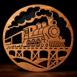 Peut inclure: Une décoration murale circulaire en bois présentant une découpe laser d'une locomotive à vapeur traversant un pont. Le train émet des nuages de fumée stylisés au-dessus, le tout encadré par une bordure circulaire en bois massif.