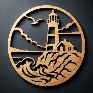 Peut inclure: Une décoration murale circulaire en bois clair présentant un motif découpé au laser d'une scène côtière. L'œuvre représente un phare, une petite maison, un oiseau en vol, des nuages et des vagues déferlantes contre une côte rocheuse.