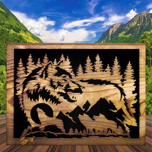 Peut inclure: Décoration murale en bois avec un motif de loup découpé au laser. L'œuvre représente un loup hurlant à la lune, sur fond de pins et de montagnes. Le cadre est en bois naturel, ajoutant une touche rustique. Dimensions approximatives : 30 cm x 40 cm.