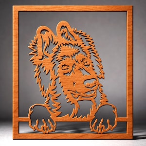 Può includere: Un'opera d'arte da parete quadrata in legno con la sagoma tagliata al laser di un cane pastore tedesco. Il cane è raffigurato dal petto in su, con le zampe anteriori appoggiate sul bordo inferiore della cornice quadrata in legno naturale.