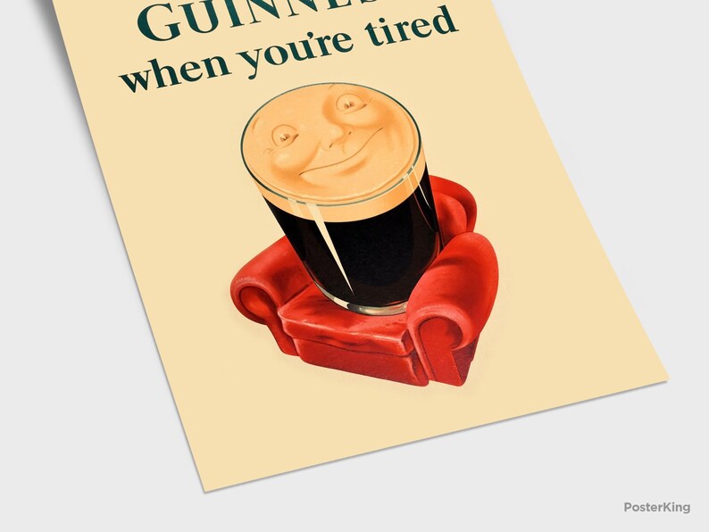 K&ouml;nnte beinhalten: Ein Vintage-Poster mit einem Guinness-Pint mit einem l&auml;chelnden Gesicht, das auf einem kleinen roten Sessel sitzt. Der Text "GUINNESS when you're tired" ist in dunkler gr&uuml;ner Schrift auf cremefarbenem Hintergrund zu sehen, was an eine klassische Pub-Werbung erinnert.