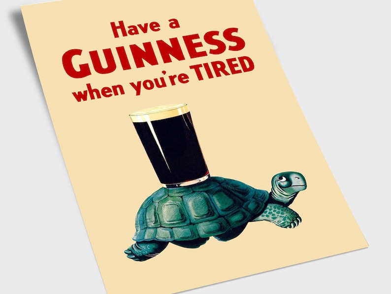 Pode incluir: Um cartaz vintage que anuncia a cerveja Guinness com o texto "Have a GUINNESS when you're TIRED". Uma tartaruga de desenho animado est&aacute; carregando um copo de Guinness nas costas.