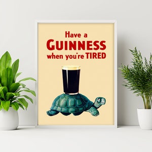 Pode incluir: Um p&ocirc;ster de estilo vintage com um fundo amarelo claro que apresenta uma tartaruga de desenho animado carregando um copo de cerveja Guinness. O texto diz "Have a GUINNESS when you're TIRED".