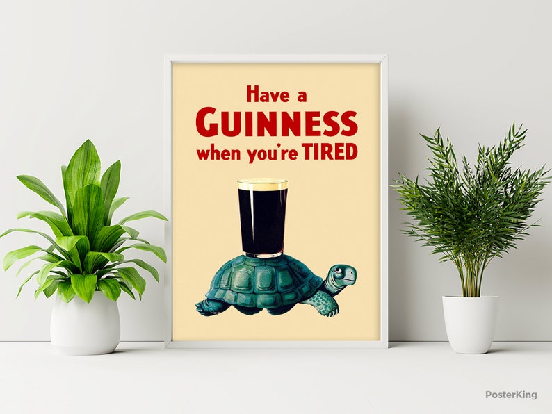 Pode incluir: Um p&ocirc;ster de estilo vintage com um fundo amarelo claro que apresenta uma tartaruga de desenho animado carregando um copo de cerveja Guinness. O texto diz "Have a GUINNESS when you're TIRED".