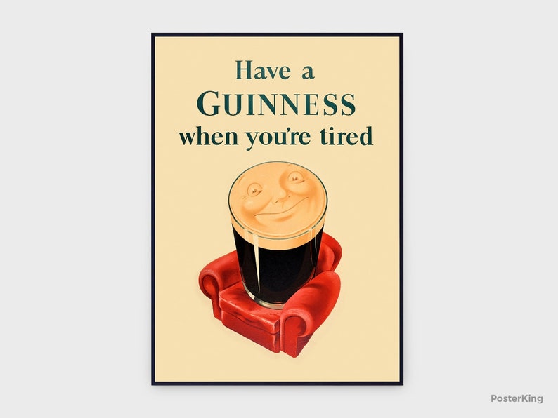 K&ouml;nnte beinhalten: Vintage Guinness-Werbeplakat. Es zeigt ein Guinness-Glas mit einem l&auml;chelnden Gesicht, das auf einem roten Sessel ruht. Der Text lautet "Have a Guinness when you're tired" in gr&uuml;nen Buchstaben auf cremefarbenem Hintergrund.