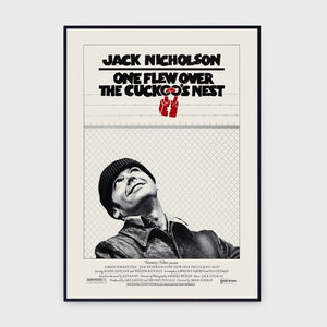Puede incluir: Un póster enmarcado de la película "Alguien voló sobre el nido del cuco" con Jack Nicholson. El póster tiene una imagen en blanco y negro de Nicholson mirando hacia arriba, con el título de la película en negrita arriba.