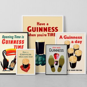 Pode incluir: Quatro cartazes vintage da Guinness com diferentes lemas. Os cartazes est&atilde;o emoldurados em molduras brancas e pretas. Os cartazes apresentam um tucano, uma pinta de Guinness e as pegadas de um homem.