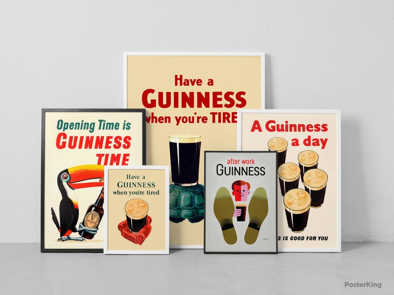Pode incluir: Quatro cartazes vintage da Guinness com diferentes lemas. Os cartazes est&atilde;o emoldurados em molduras brancas e pretas. Os cartazes apresentam um tucano, uma pinta de Guinness e as pegadas de um homem.