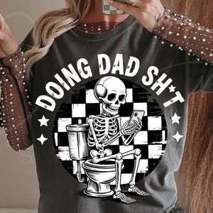 Doing Dad Sh*t Png, Funny Father's Day Quotes Png Retro Sublimatie Shirt Design Skeleton Dad Png Dad Life png digitaal bestand direct downloaden