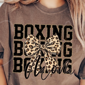 Mamá boxeadora PNG, diseño de mamá de Fight Night, impresión por sublimación de mamá boxeadora, camiseta de boxeo del día del juego PNG, descarga de gráficos de moda para padres boxeadores