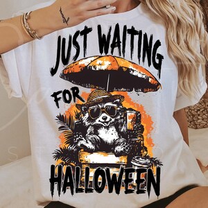 Drôle de raton laveur d'été png, en attendant juste pour Halloween png, conception de chemise de sublimation de raton laveur effrayant compte à rebours Halloween plage vacances graphique