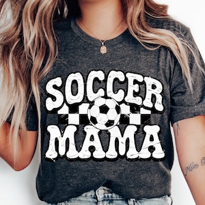 Mamá futbolista PNG, Diseño de sublimación de mamá futbolista, Gráfico de mamá futbolista a cuadros en blanco y negro, Mamá deportista PNG, Descarga digital