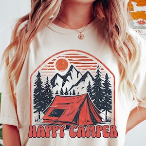 Glücklicher Camper Png, Retro Camping Sublimationsdesign, Outdoor Abenteuer Digitaler Download, rustikales Berg Camping PNG, Naturliebhaber Camper
