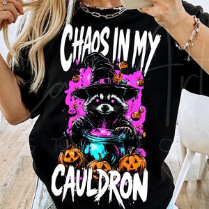 Funny Halloween raton laveur Png, Chaos dans mon chaudron Sublimation Shirt Design, effrayant fille sauvage Png, fichier numérique graphique Vibe grunge pur