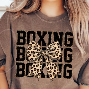 Boxeo con estampado de leopardo PNG, sublimación de boxeo con lazo de guepardo, descarga digital de Fierce Sports Mom, diseño PNG de camiseta de mamá boxeadora, Boxeo atrevido PNG